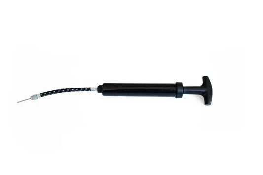 Manuell ballpumpe i PVC med integrert oppbevaring for dyse og kabel