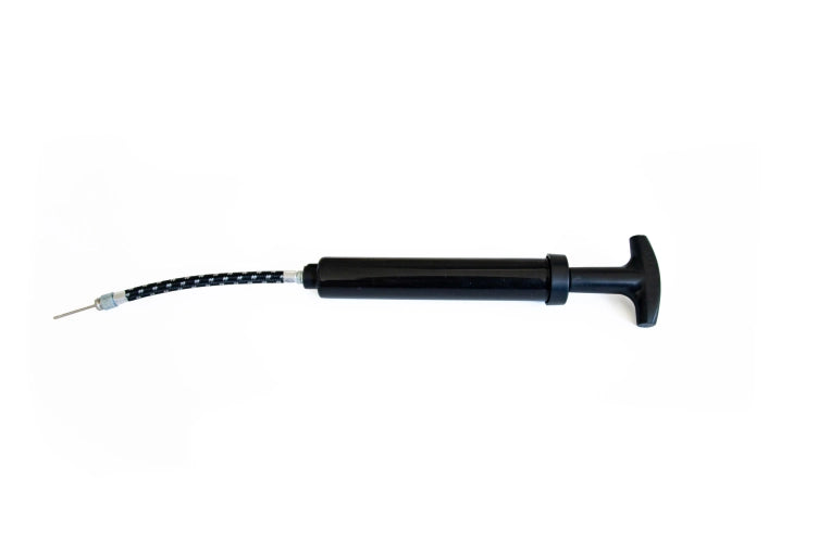 Manuell ballpumpe i PVC med integrert oppbevaring for dyse og kabel
